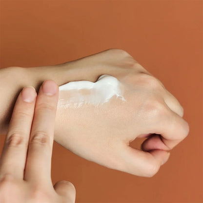 Cremă regenerantă, calmantă pentru tenul sensibil cu compuşi ProBio-Cica vegană SKIN1004 Madagascar Centella Probio-Cica Enrich Cream 50ml